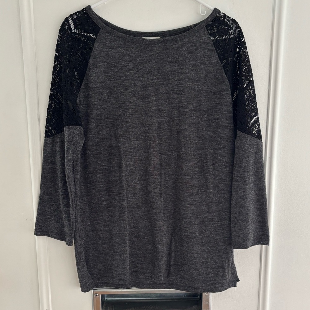 Old Navy Top Lace Shoulders